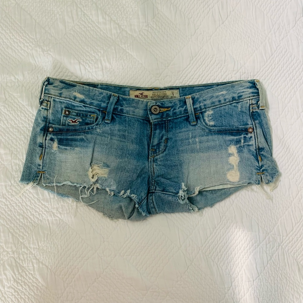 Selling brand new Hollister jean shorts in size 1